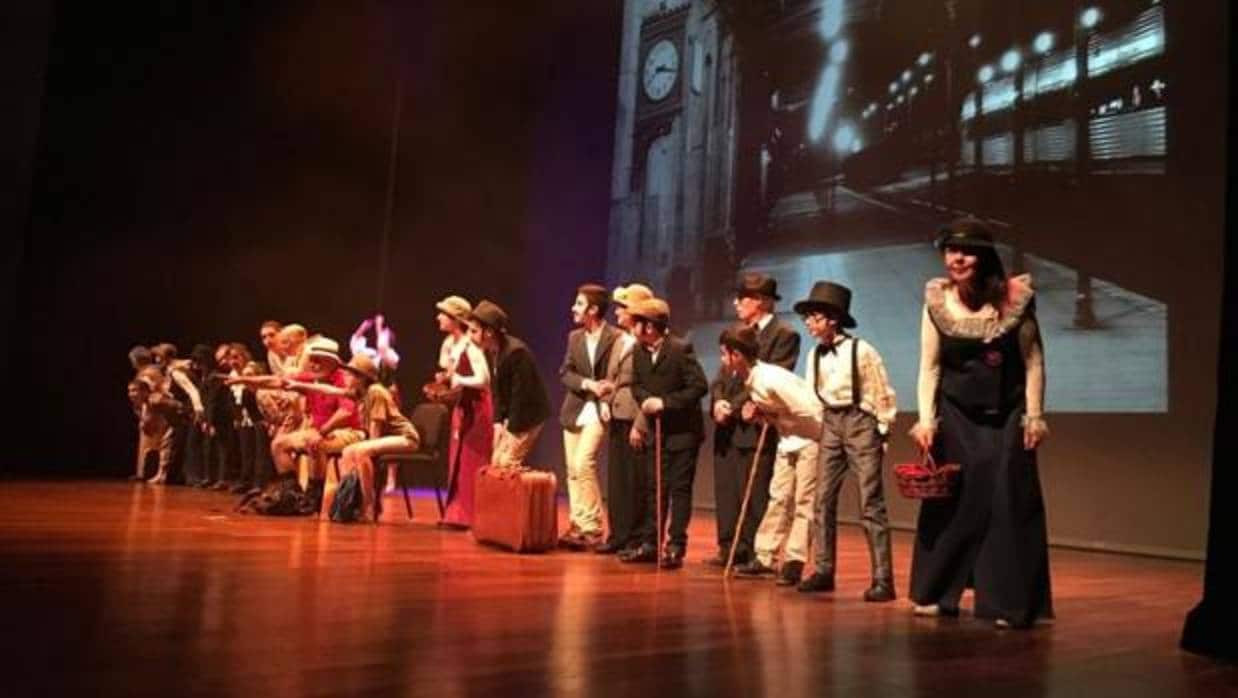 Puesta en escena del Grupo de Teatro Intergeneracional de Alzheimer León junto a escolares del Colegio leonés Jesús Maestro