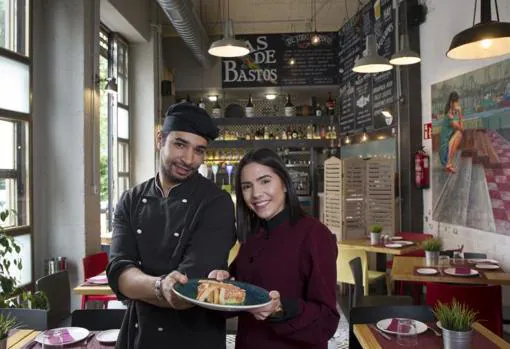 El chef Oussama Slas y Elvira Luis, en el restaurante sin gluten As de Bastos