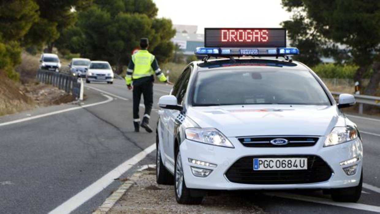 Cazan a un conductora de 20 años en Muxía sin carnet y tras haber consumido cocaína