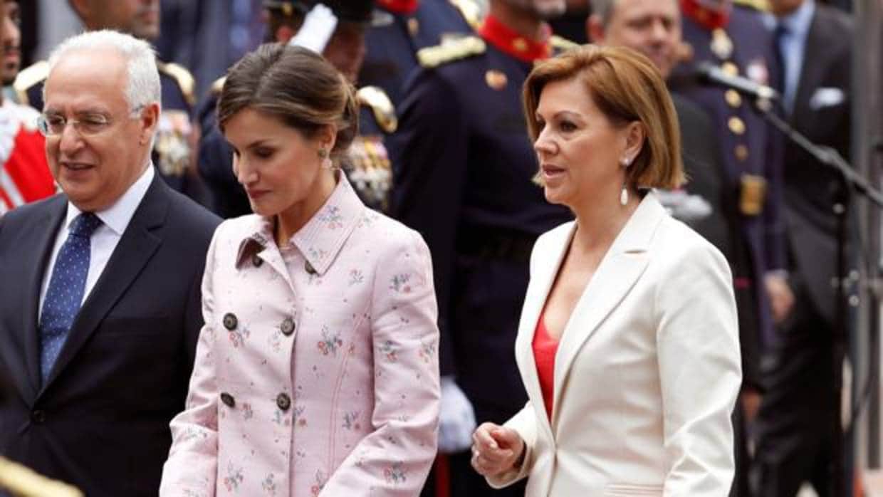 La ministra de Defensa, María Dolores de Cospedal, hoy, junto a la Reina Letizia