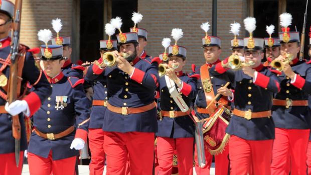 El Regimiento Inmemorial del Rey adopta el uniforme de 1908 de la época del reinado de Alfonso XIII