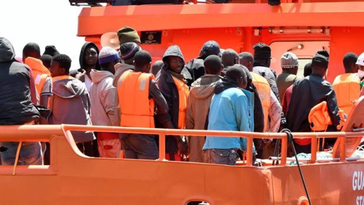 Algunos de los 72 inmigrantes que Salvamento Marítimo rescató el sábado en el mar de Alborán y que fueron trasladados al puerto de Almería