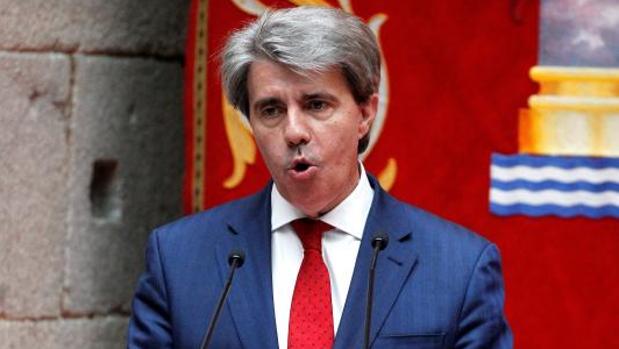 Benidorm reprueba al presidente madrileño por un tuit «insultante» en el que les relacionaba con Berlusconi