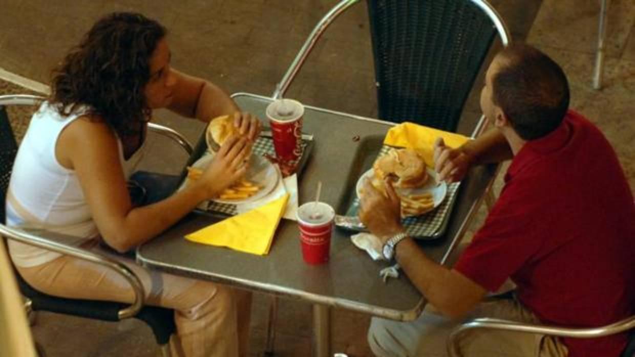 Dos personas comen en un bar de Valencia