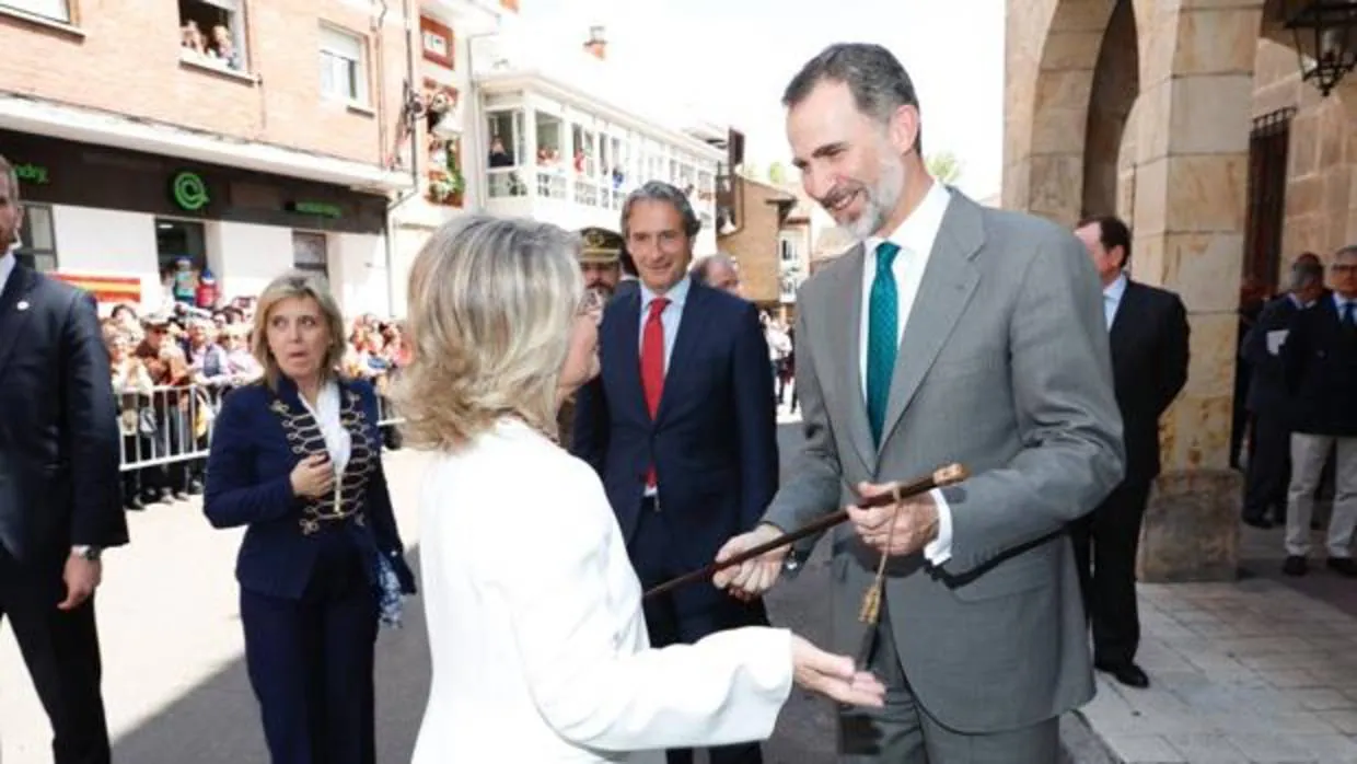 La alcaldesa de Aguilar recibe al Rey a su llegada al Ayuntamiento