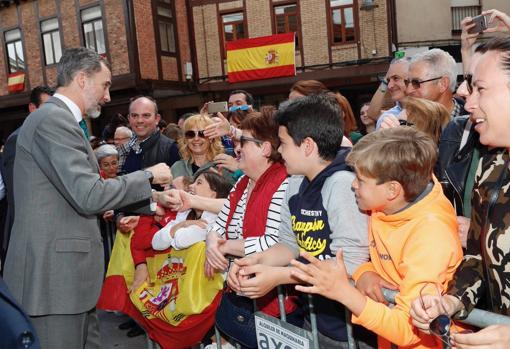 Don Felipe saluda a un grupo de vecinos en Aguilar de Campoo