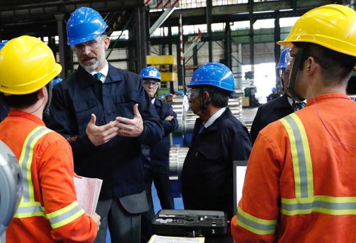 Don Felipe habla con los trabajadores en su visita a la fábrica de Sidenor