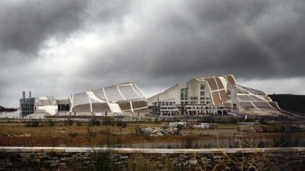 Panorámica del complejo del Gaiás. En el centro, el esqueleto inacabado del Teatro de la Ópera