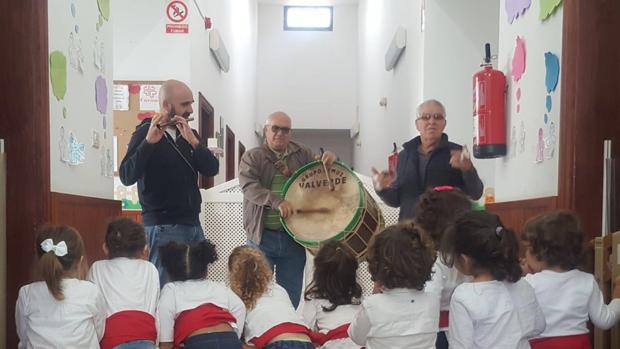 Los maestros de escuela y los coros y danzas vuelven a salvar el Día de Canarias