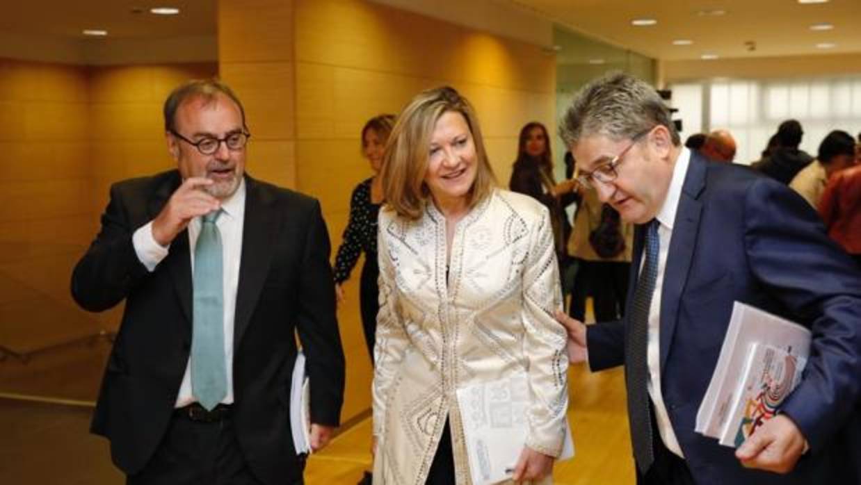 Fernando Rey y Pilar del Olmo, con el presidente del Consejo Social de la UVA, Óscar Campillo