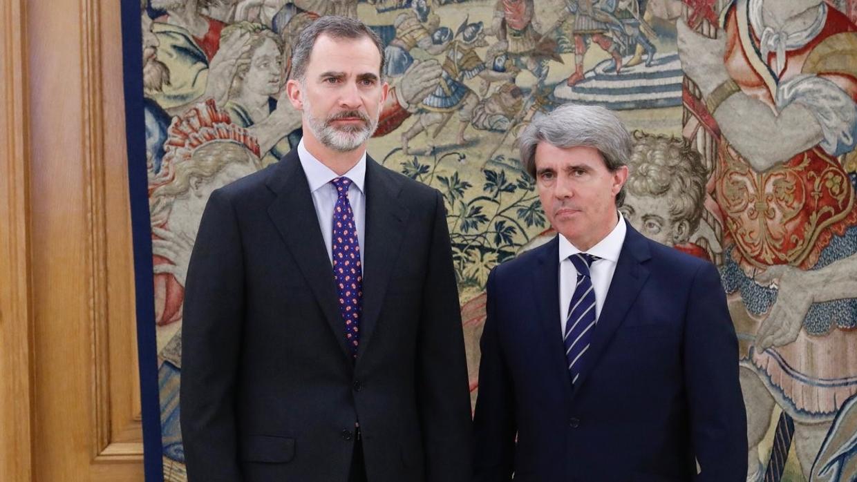 El Rey con el presidente de la Comunidad de Madrid, Ángel Garrido, en la tarde de este miércoles en La Zarzuela