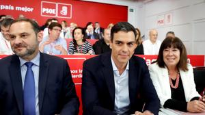 José Luis Ábalos junto a Pedro Sánchez