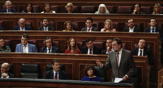 En directo, Rajoy acusa a Sánchez de «chantajear» a toda la oposición con su moción de censura