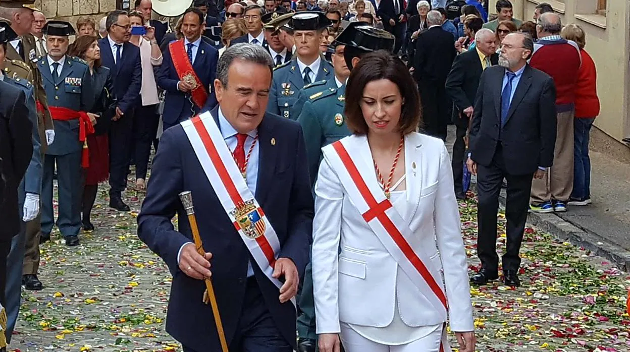 El presidente de la Diputación de Zaragoza, junto a la vicepresidenta Teresa Ladrero, en la celebración de los Corporaqles de Daroca