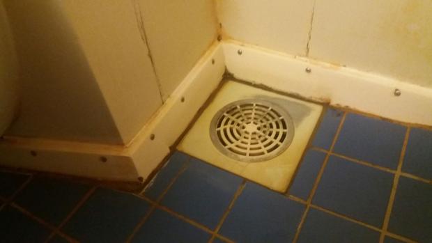 Herido al hundirse bajo sus pies el suelo del baño en Vigo