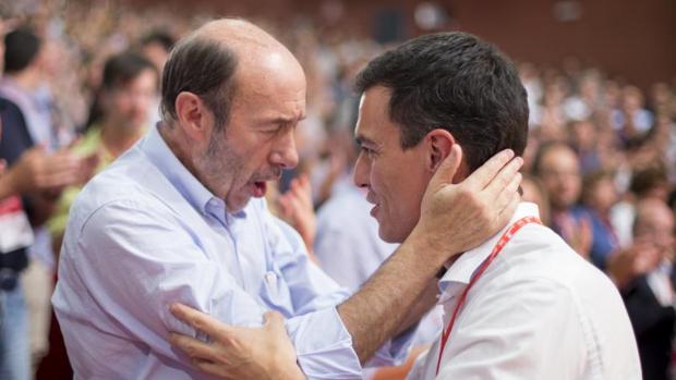 Alfredo Pérez Rubalcaba junto a su sucesor, Pedro Sánchez