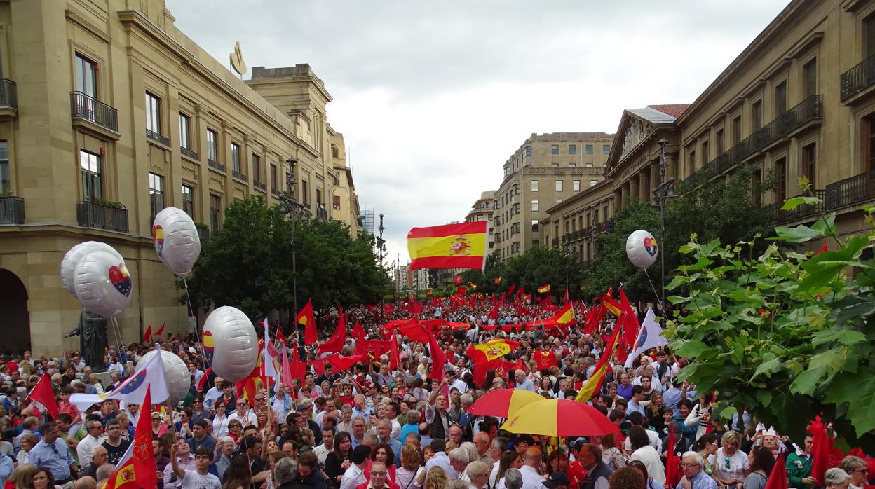 Más de 25.000 personas se manifiestan en Pamplona contra la euskaldunización de Navarra