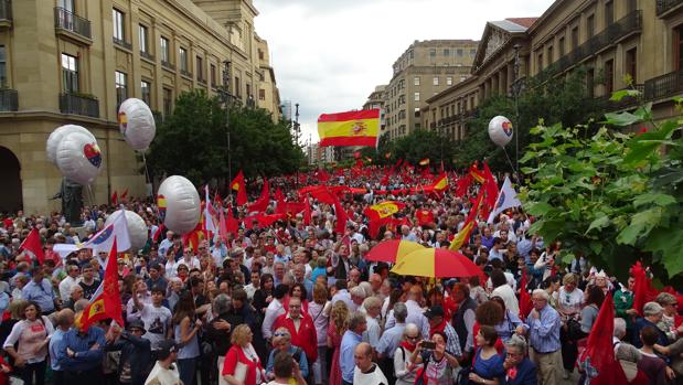 Más de 25.000 personas se manifiestan en Pamplona contra la euskaldunización de Navarra