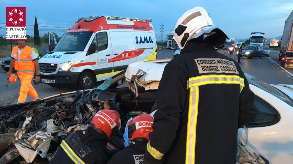 Bomberos trabajan en la excarcelación de la víctima