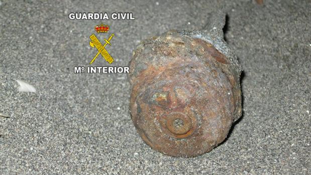 Encuentra una granada de la Guerra Civil mientras limpiaba una finca