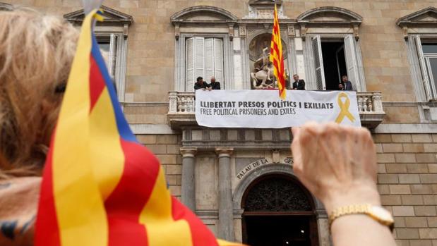 Torra ordena colgar una pancarta por los presos en el Palau de la Generalitat
