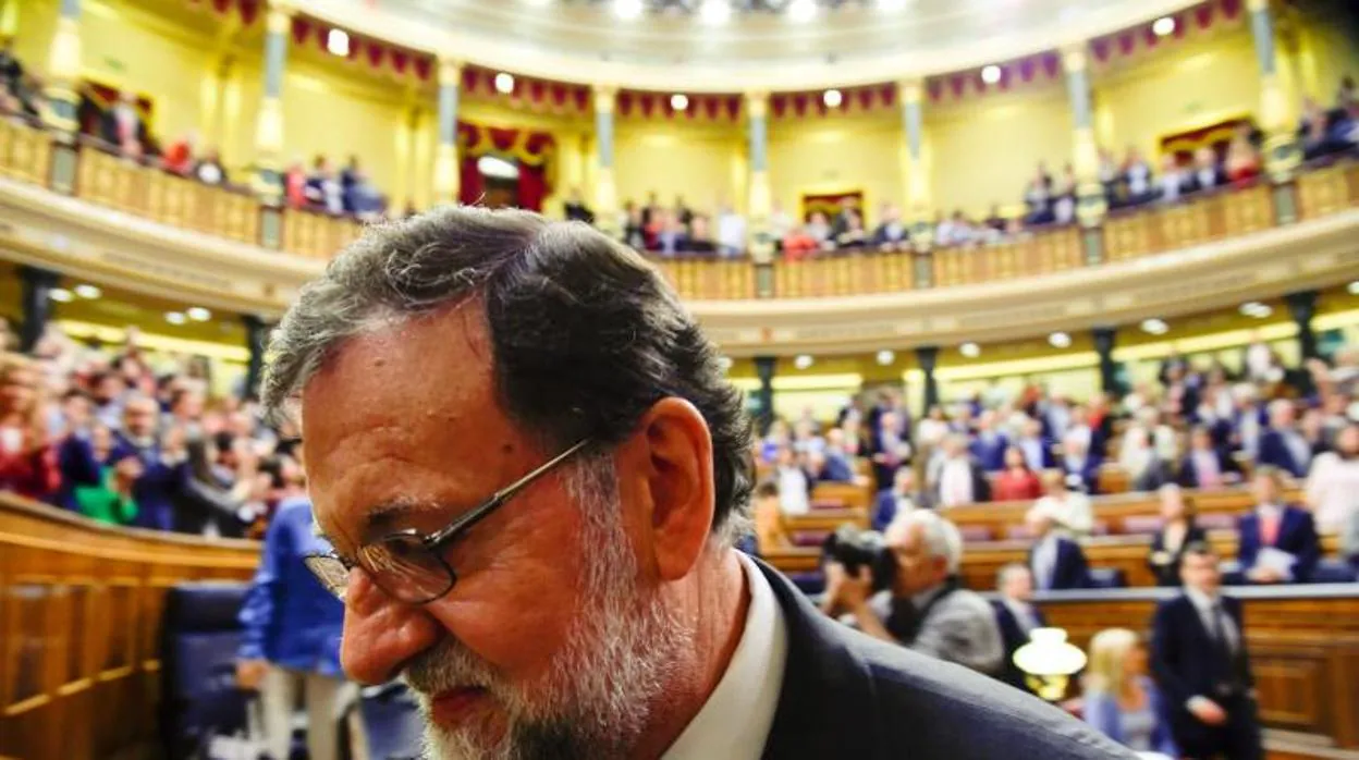 Rajoy a su salida, ayer, del hemiciclo