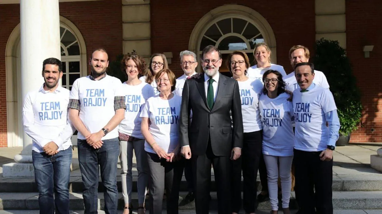 El personal más próximo a Rajoy posa junto a las escaleras de La Moncloa