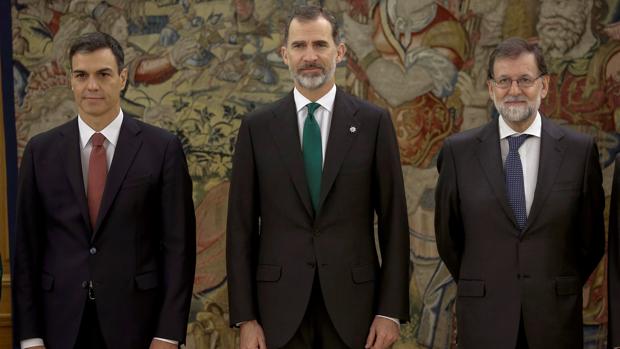 El Rey se solidariza con la corbata de Rajoy