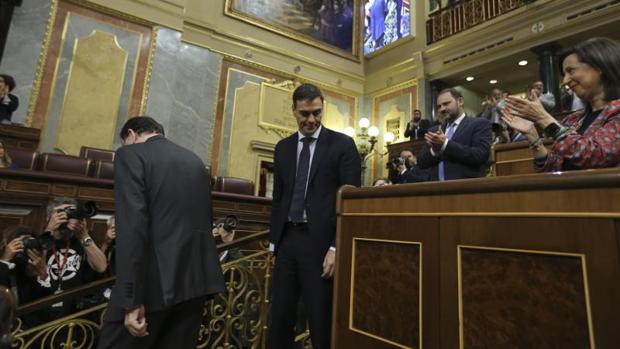 Las incógnitas del relevo entre Rajoy y Sánchez