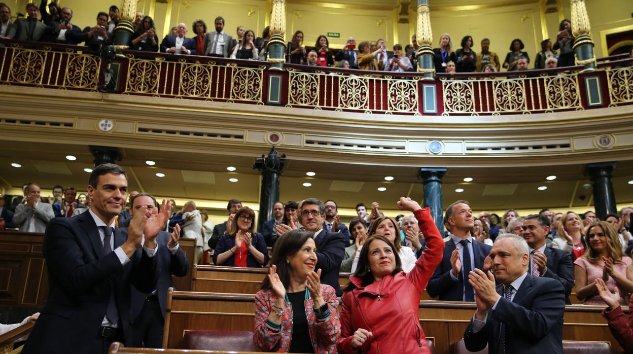 La bancada socialista celebrando el triunfo de la moción en el Congreso