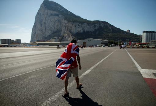 Un hombre pasea con la bandera de Reino Unido en Gibraltar