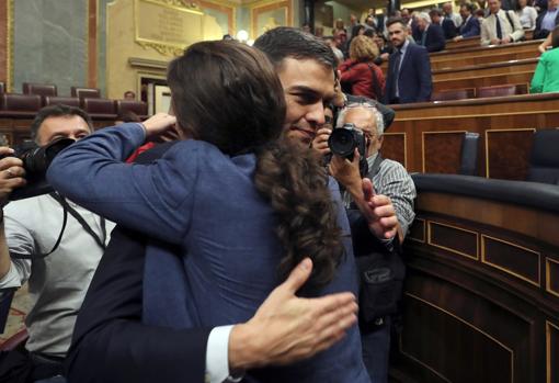 Pedro Sánchez saluda a Pablo Iglesias, en el Congreso tras el debate de la moción de censura