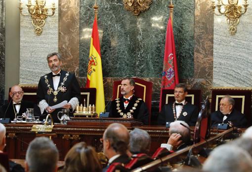 El rey Felipe VI, acompañado por el exministro de Justicia, Rafael Catalá durante la apertura del año judicial 2017/2018
