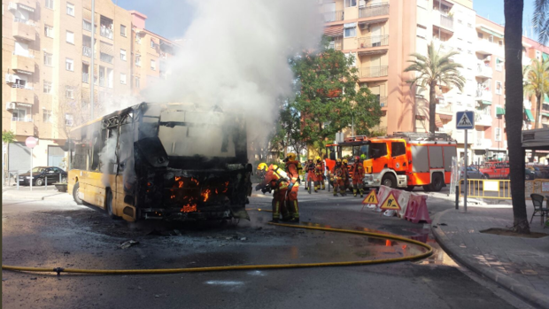 Un autobús se incendia en marcha en Quart de Poblet sin causar heridos