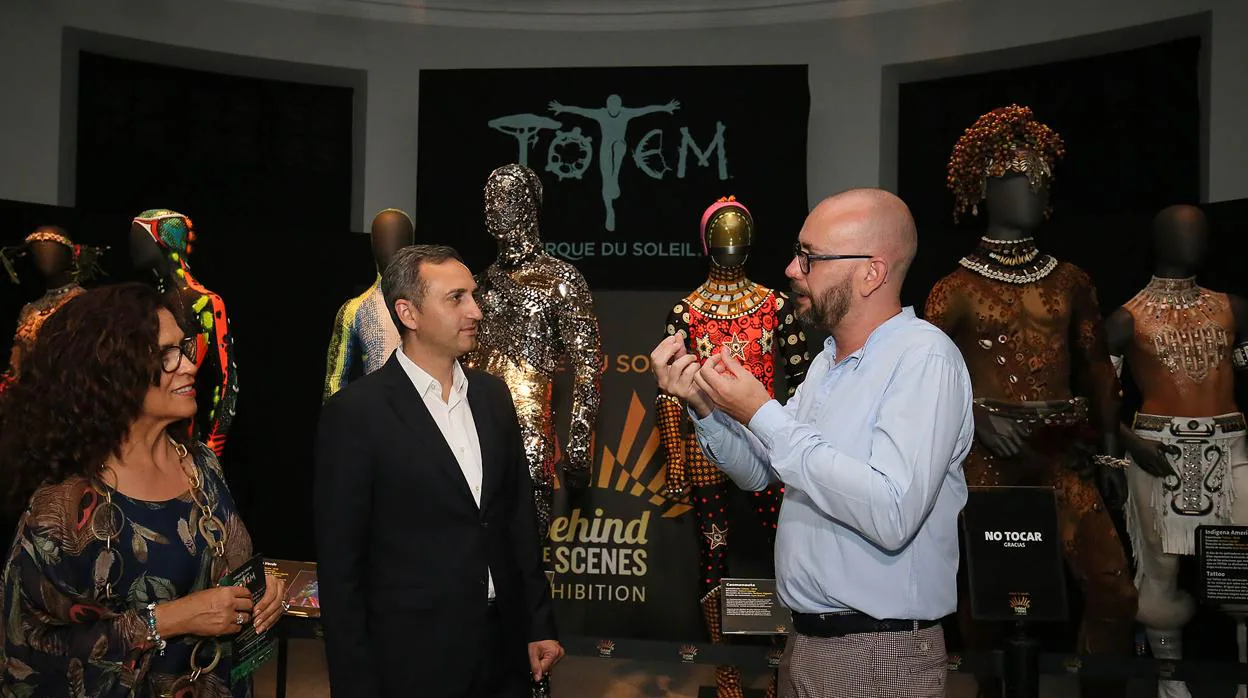 Sánchez (centro) y Padilla con el director general de la gira Totem-Cirque du Solei, Franck Hanselman