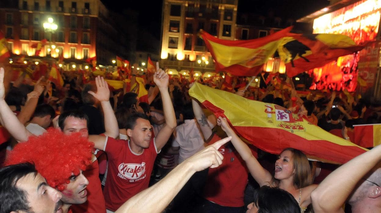 Celebración de unos aficionados tras la victoria de España en el Mundial de fútbol de 2010