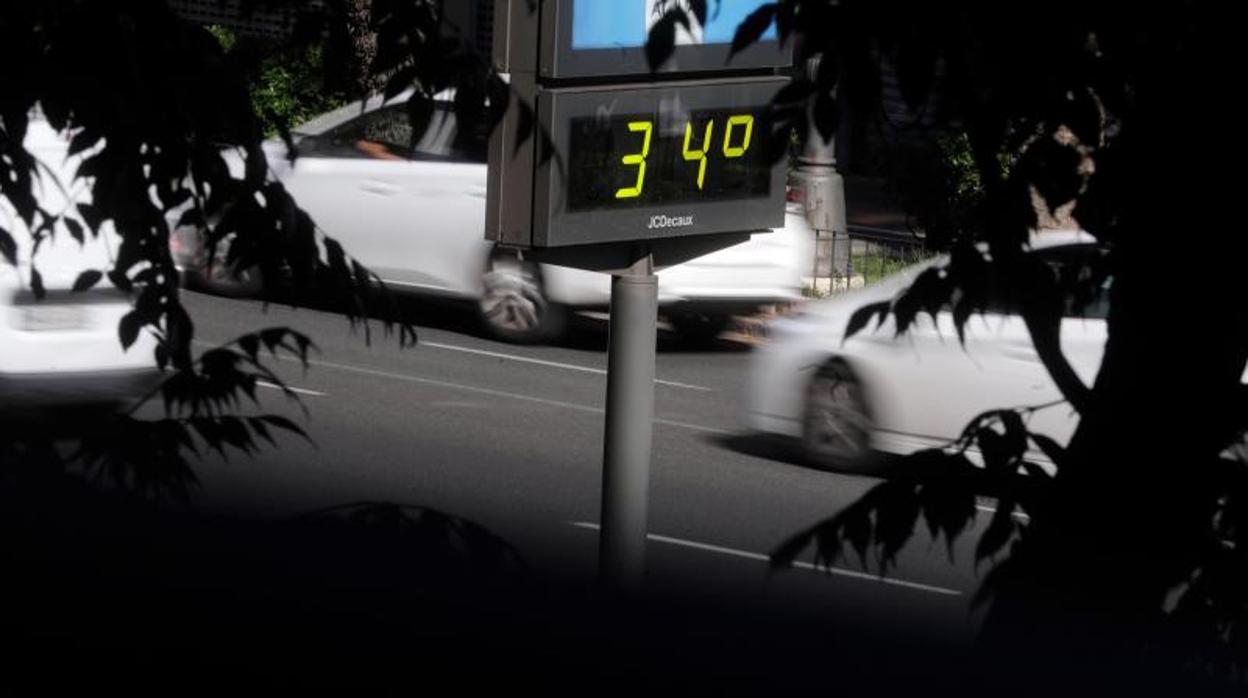 Un termómetro en Valencia indicando 34 grados este lunes