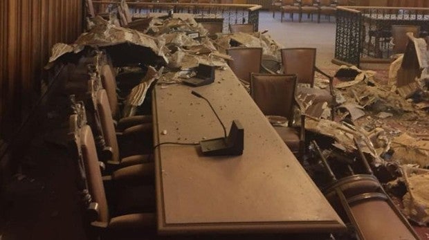 Se derrumba parte del techo del salón de plenos del Ayuntamiento de Palencia