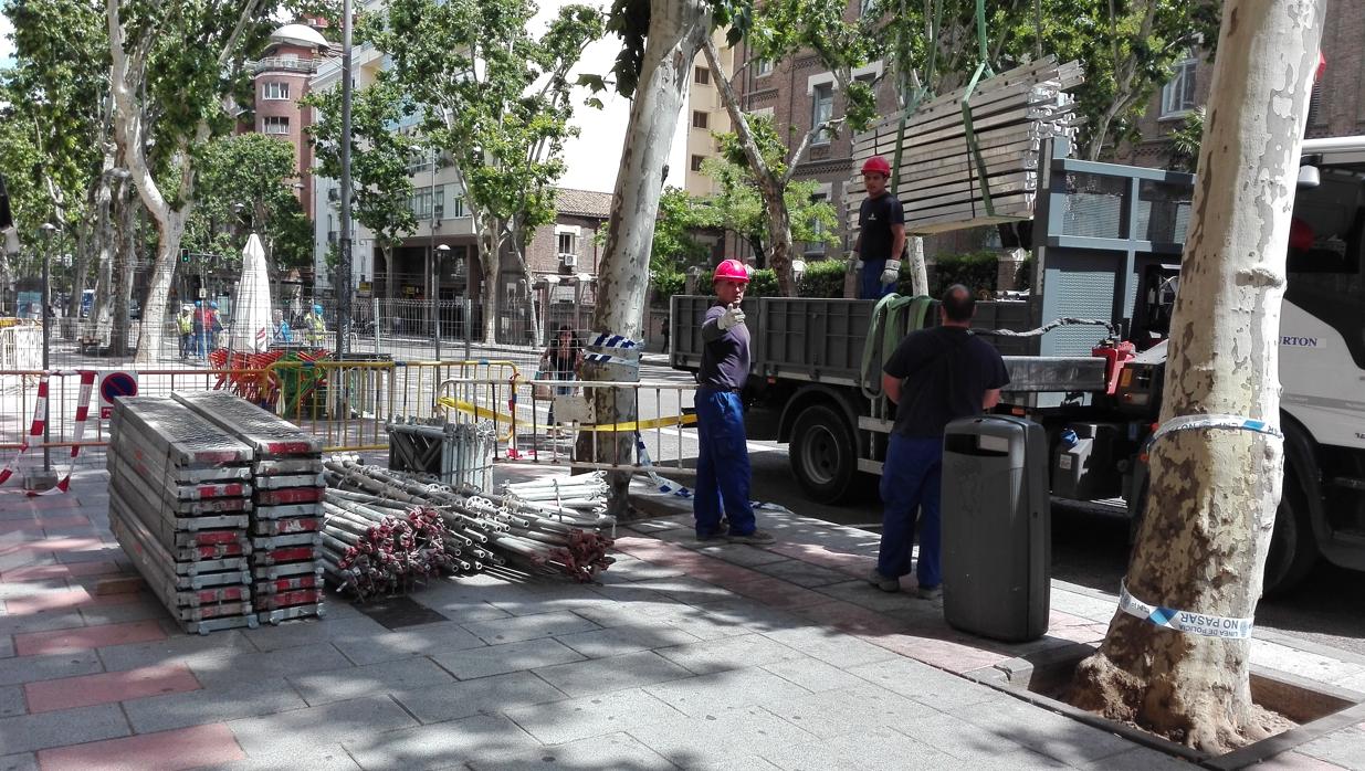 Obreros descargando el material para preparar los andamios, ayer