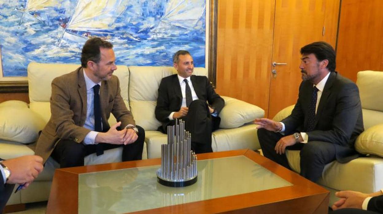 Sánchez (centro) con el alcalde de Alicante, Luis Barcala (derecha) y el vicepresidente de la Diputación Carlos Castillo