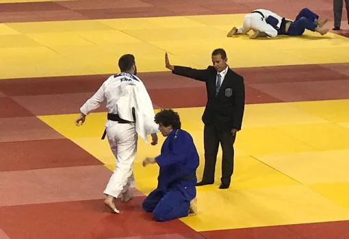 José Andrés Merino, arbitrando un combate de judo