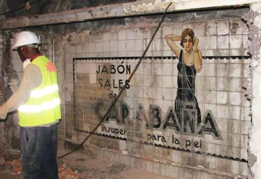 Estado en el que se encuentra el mural publicitario hallado durante las obras de la estación de Sevilla