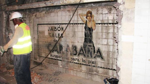 Hallan un anuncio de los años 20 oculto tras un muro durante las obras de la estación de Metro de Sevilla