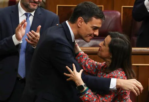 Pedro Sánchez abraza a Margarita Robles tras el éxito de la moción de censura