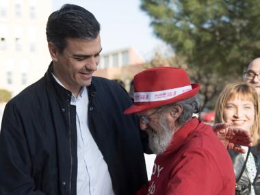 Pedro Sánchez saluda a Antonio Castañeda durante la campaña de las primarias del PSOE
