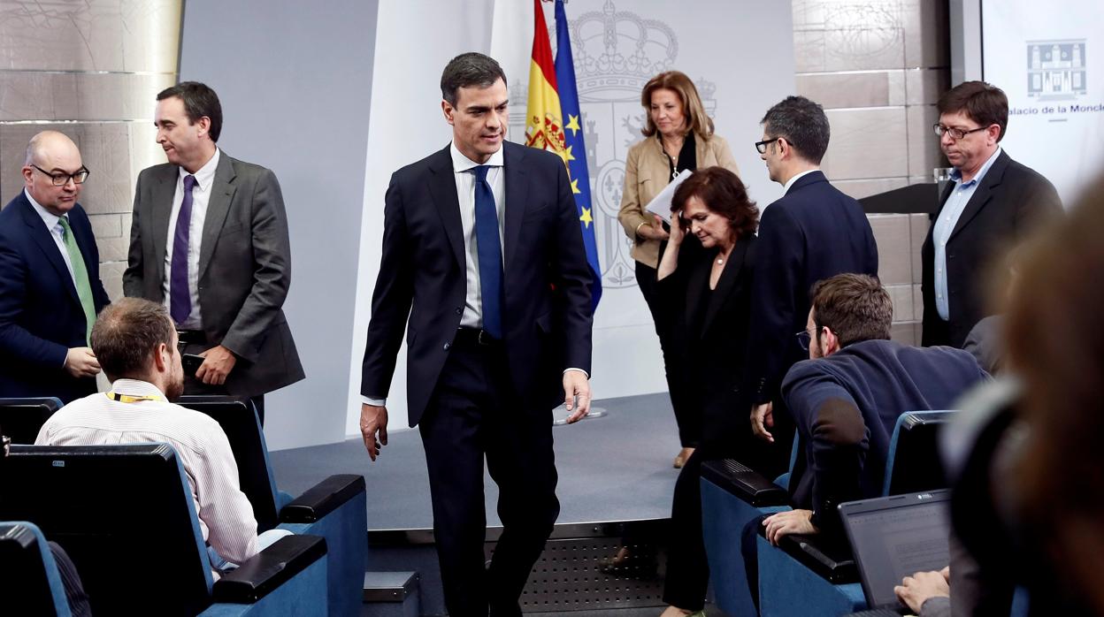 El presidente del Gobierno, Pedro Sánchez, tras comparecer ante los medios en La Moncloa