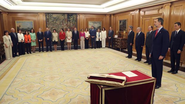 Los nuevos ministros «feminizan» la fórmula de la promesa ante el Rey