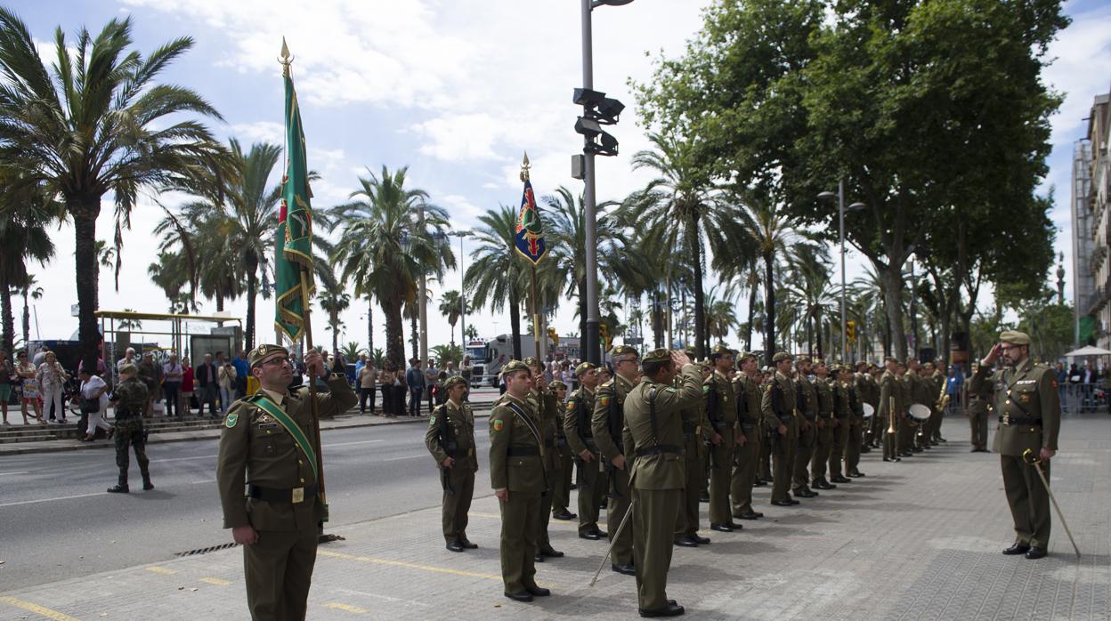 El día de la Inspección General del Ejército se celebra con una izada solemne de bandera, en la imagen