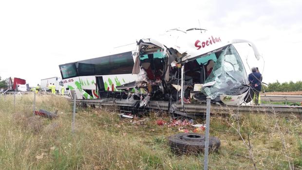 Once heridos, dos de ellos graves, tras colisionar un autobús con un camión averiado en la A-4