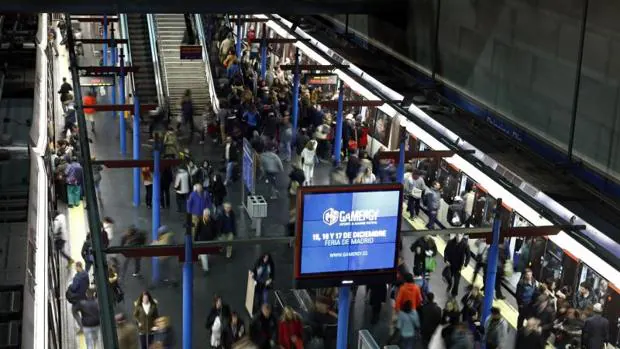 Los andenes del Metro de Madrid repletos de pasajeros por la huelga